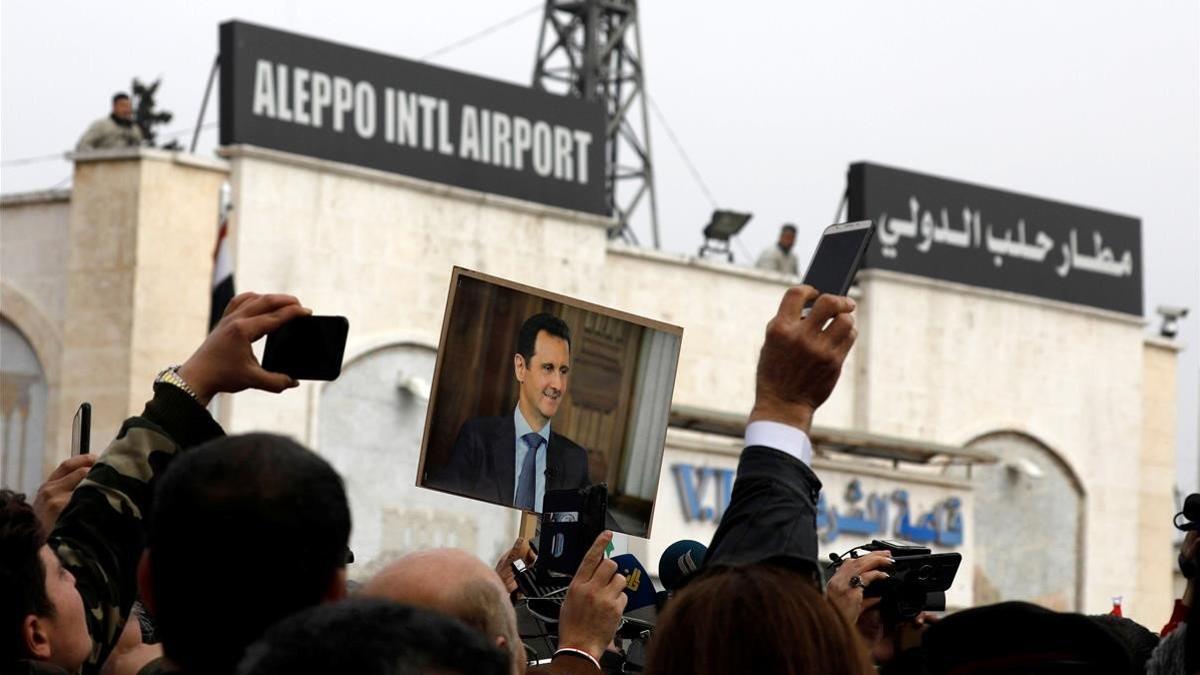 Concentración frente al aeropuerto de Alepo para celebrar su apertura, este miércoles.