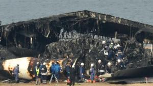 Estado en el que quedó el avión de Japan Airlines incendiado tras chocar con otro aparato en el aeropuerto de Haneda, en Tokio.