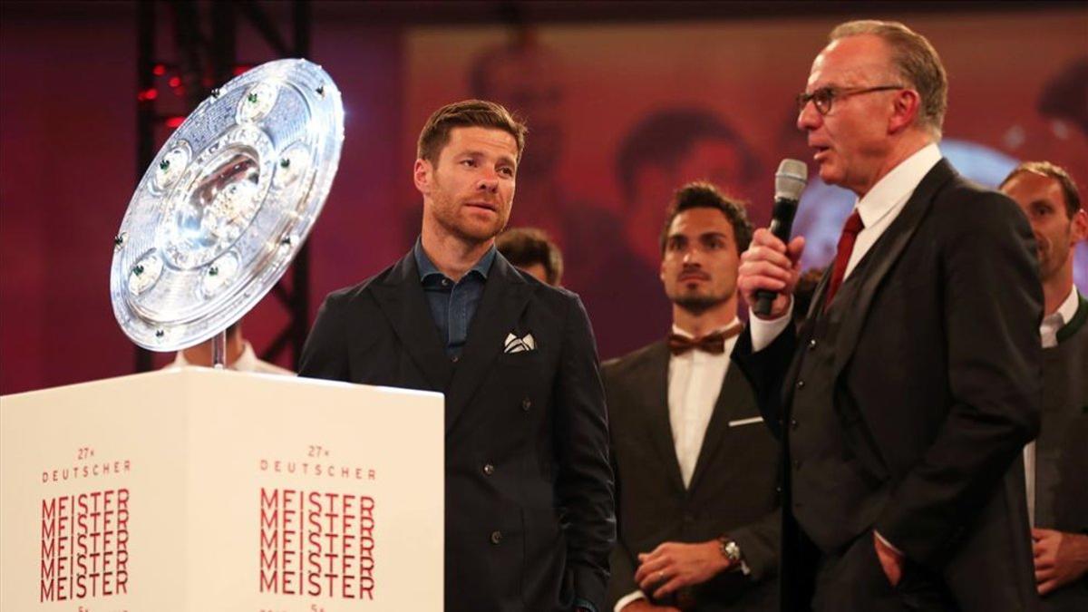 Rummenigge y Xabi Alonso juntos