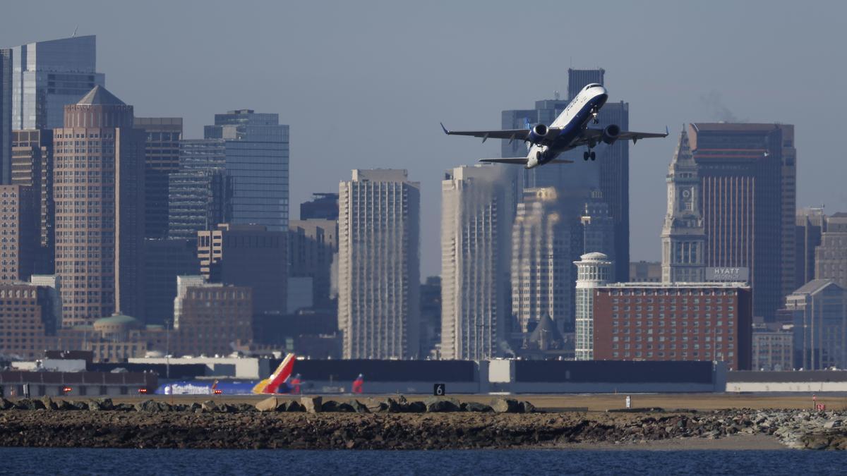 Un avión despega del aeropuerto de Boston, en una imagen de archivo.