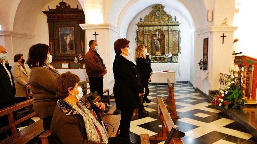 Un momento de la ceremonia religiosa en honor a Santa Agnès oficiada por el párroco Joan Riera, &#039;Pou&#039;.