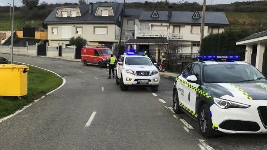 Muere un motorista que circulaba con el casco sin abrochar al chocar contra un muro en Petín