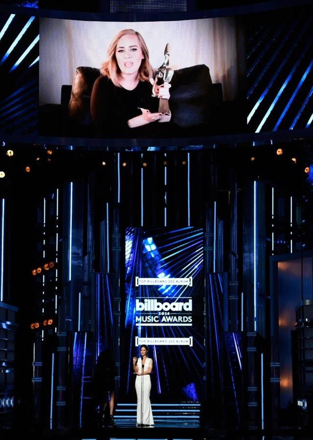 Adele agradece a través de una pantalla el premio Top Billboard 200 Album en los Billboard Music Awards.