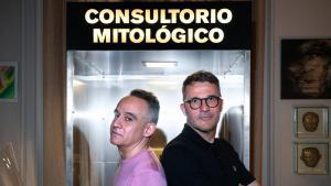 Enrique Baeza y Quim Bonastra, el colectivo MITO, en la instalación Consultorio mitológico
