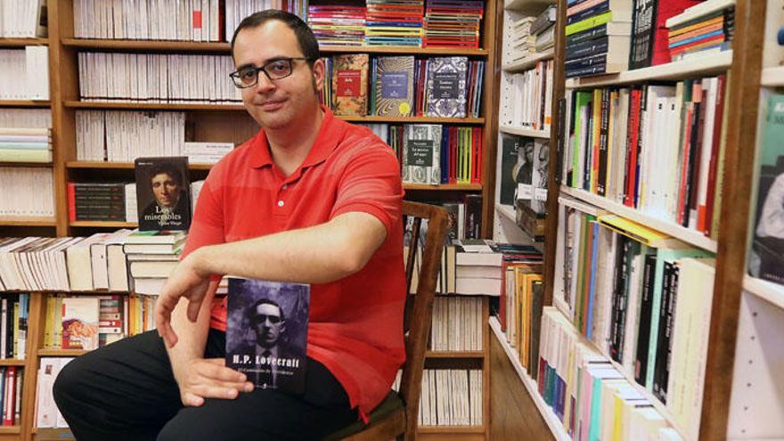 Miguel Ángel Villalobos, con la biografía de Lovecraft, ayer en la librería Áncora de la plaza de Uncibay.