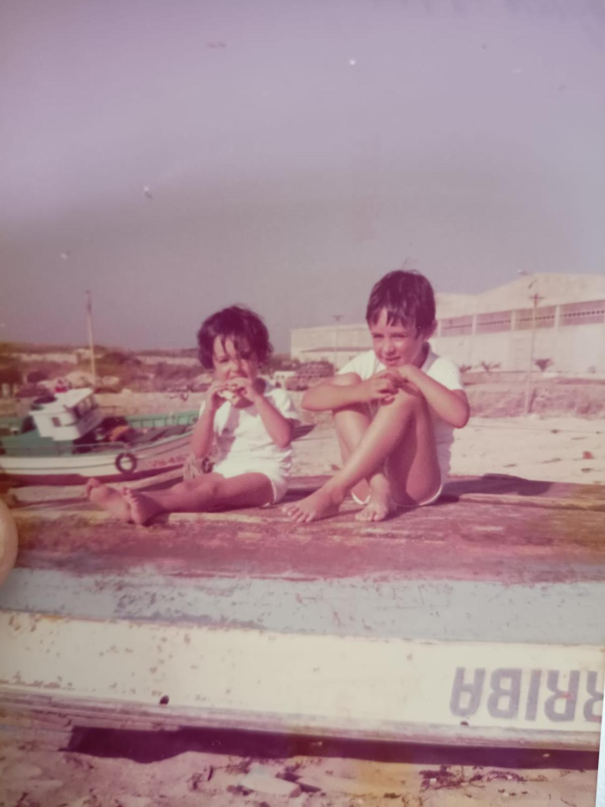 Sonia y su hermana Gloria, hace casi medio siglo, veraneando en O Grove.