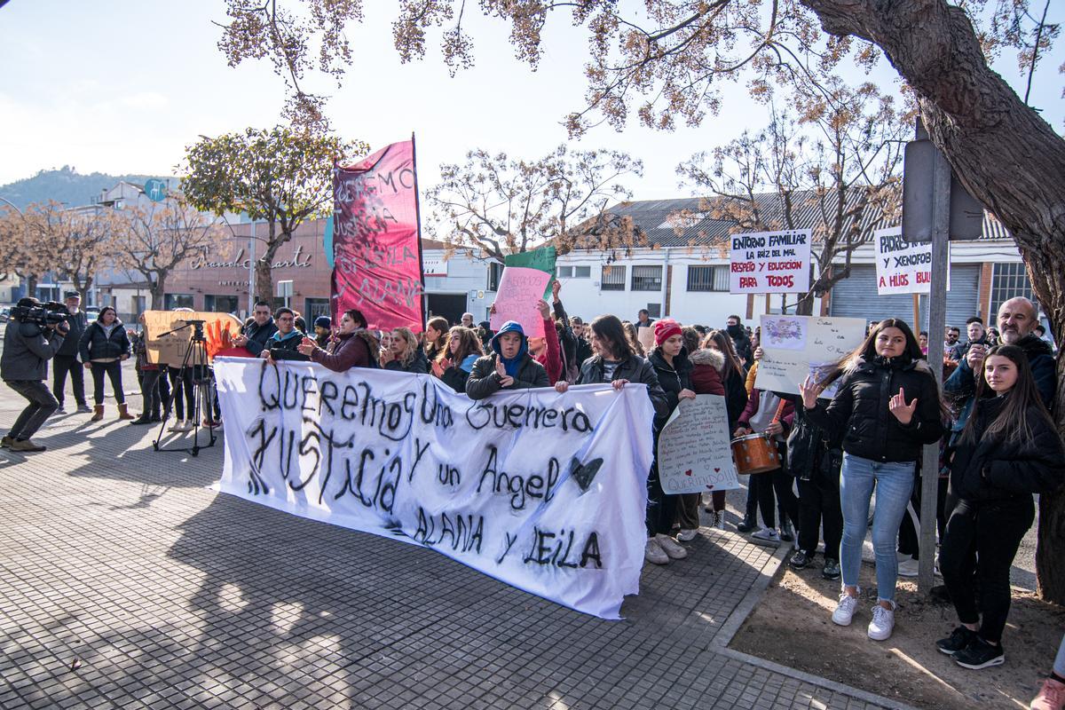 Protesta de alumnos y familiares de las gemelas de Sallent