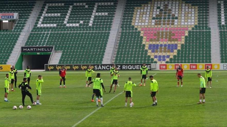 Los jugadores del Elche, durante el entrenamiento de esta mañana