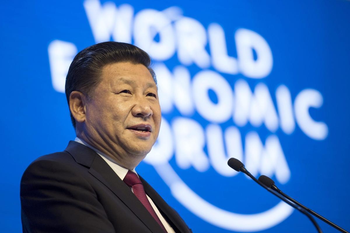 WEF20 DAVOS (SUIZA) 17/01/2017.- El presidente chino, Xi Jinping, da un discurso durante la primera jornada de la 47 edición del Foro Económico Mundial de Davos (Suiza) hoy, 17 de enero de 2017. EFE/Gian Ehrenzeller