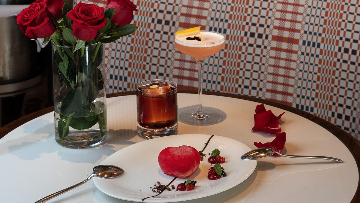 El corazón de tiramisú con 'mousse' de mascarpone y chocolate negro y los dos cócteles del menú de San Valentín del restaurante Can Bo.