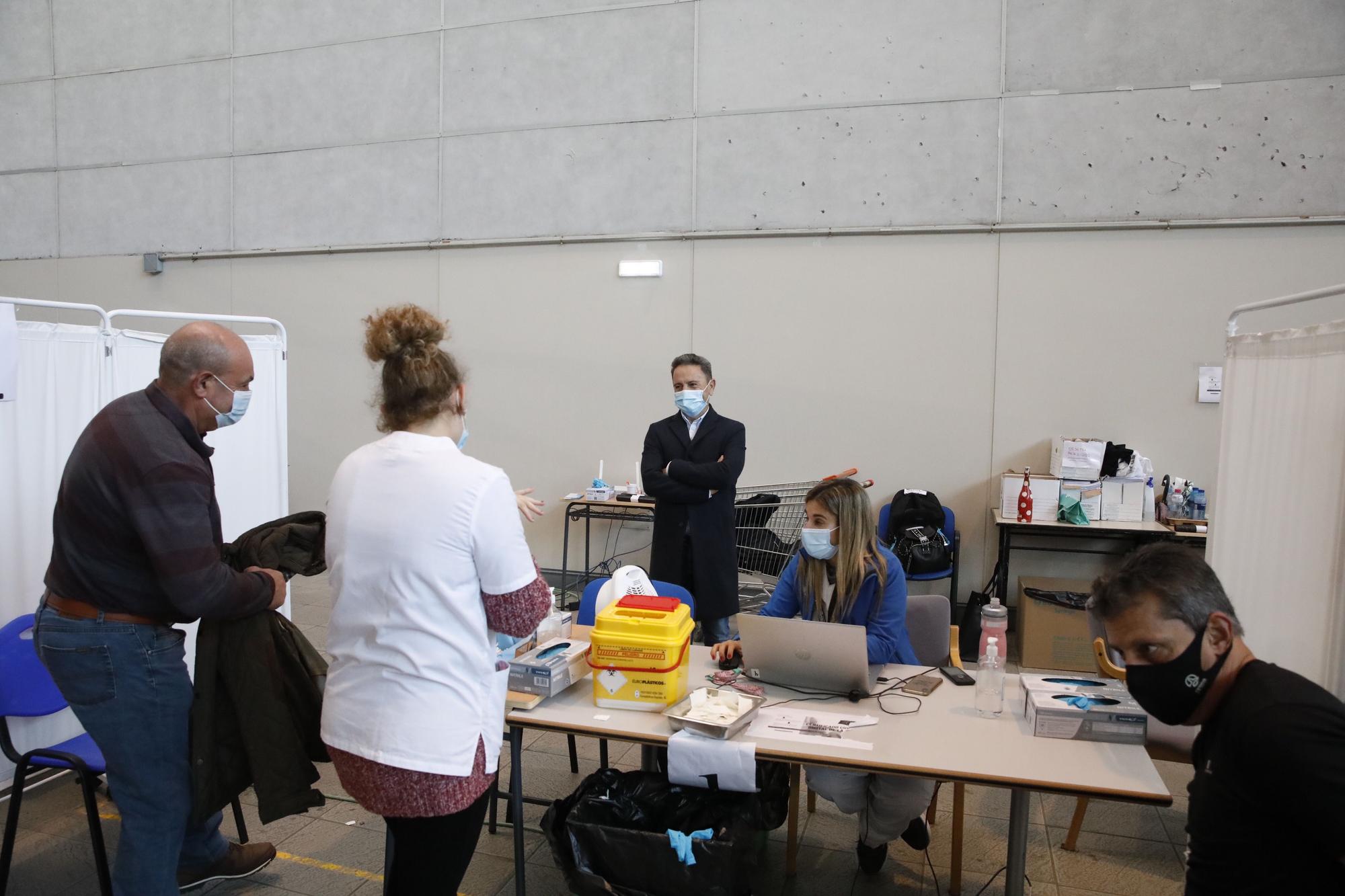 Tranquilidad y pocas aglomeraciones en la jornada especial de vacunación de refuerzo a los menores de 65 años en Gijón