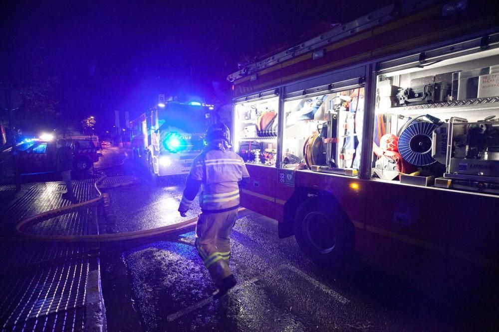 Los bomberos trabajan para apagar el incendio.