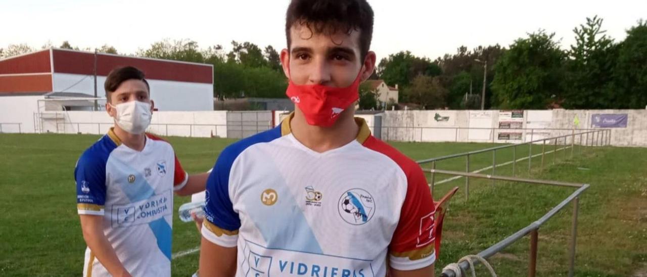 Diego Montes posa tras un partido disputado en el estadio Juan Amado de Pontevea.