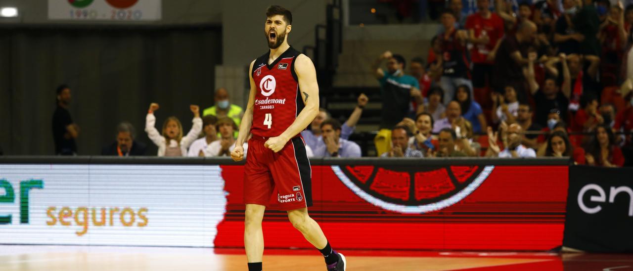 Yusta celebra una canasta en el encuentro ante Andorra del martes.