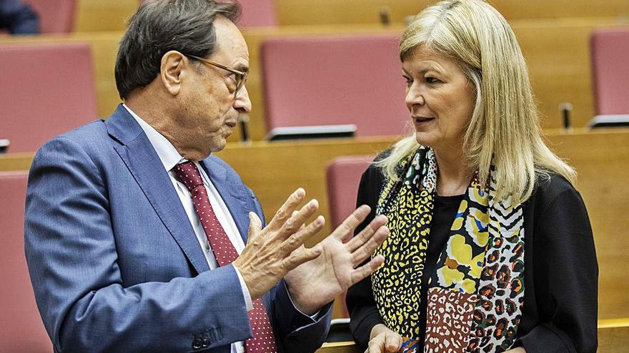 El conseller de Hacienda Vicent Soler conversa con Bravo en un pleno de les Corts.