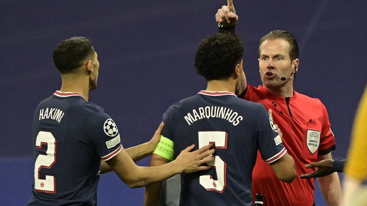 Marquinhos protesta al árbitro durante el Real Madrid-PSG