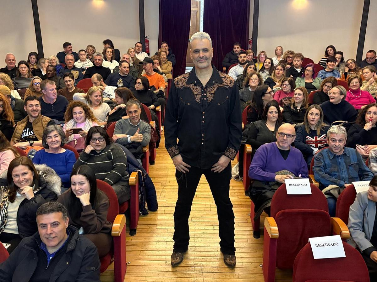 Diego "Bull" Avello en el teatro Toreno con parte del público asistente a la presentación de su documental.