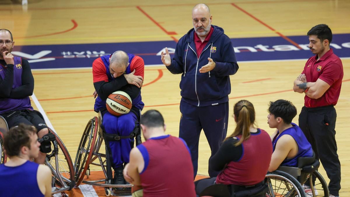 Jaume Vilella da instrucciones a sus jugadores durante el entrenamiento
