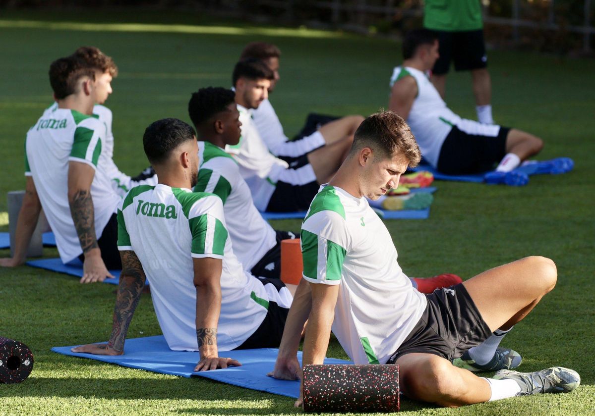 Jugadores del Córdoba CF, durante unos estiramientos.