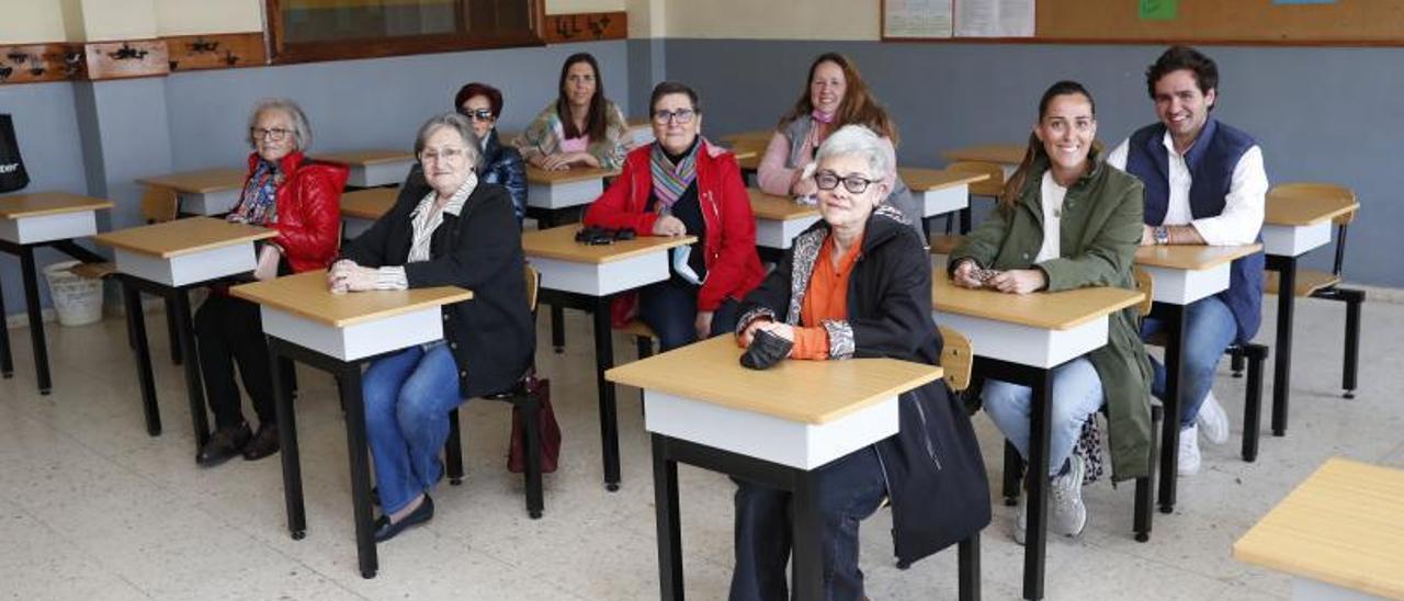 Algunos de los voluntarios, con Pilar Muñoz, la directora de la ONG, en el centro