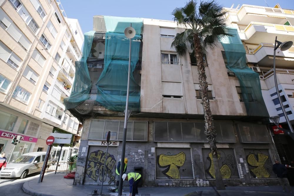 Comienzan las obras de demolición del edificio de la esquina de María Parodi con Ramón Gallud en Torrevieja