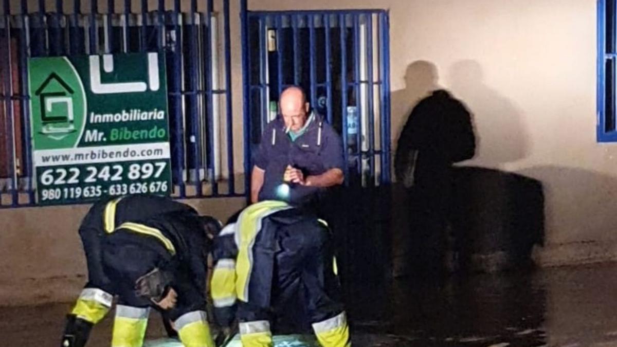 Los bomberos de Toro junto al chiringuito. | Bomberos Toro