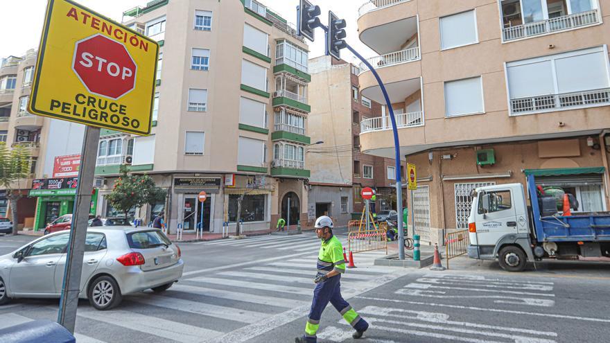 Torrevieja instala semáforos en el punto negro de la calle San Policarpo con Campoamor