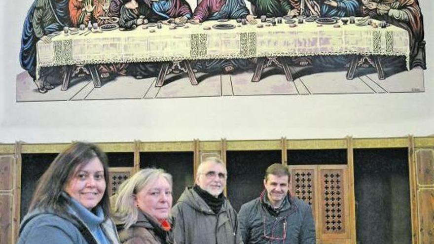 Por la izquierda, Salomé García, María Asunción Iglesias, Emilio Menéndez y Rafael Fernández, ante el mural, en la iglesia de Otur. | A. M. Serrano