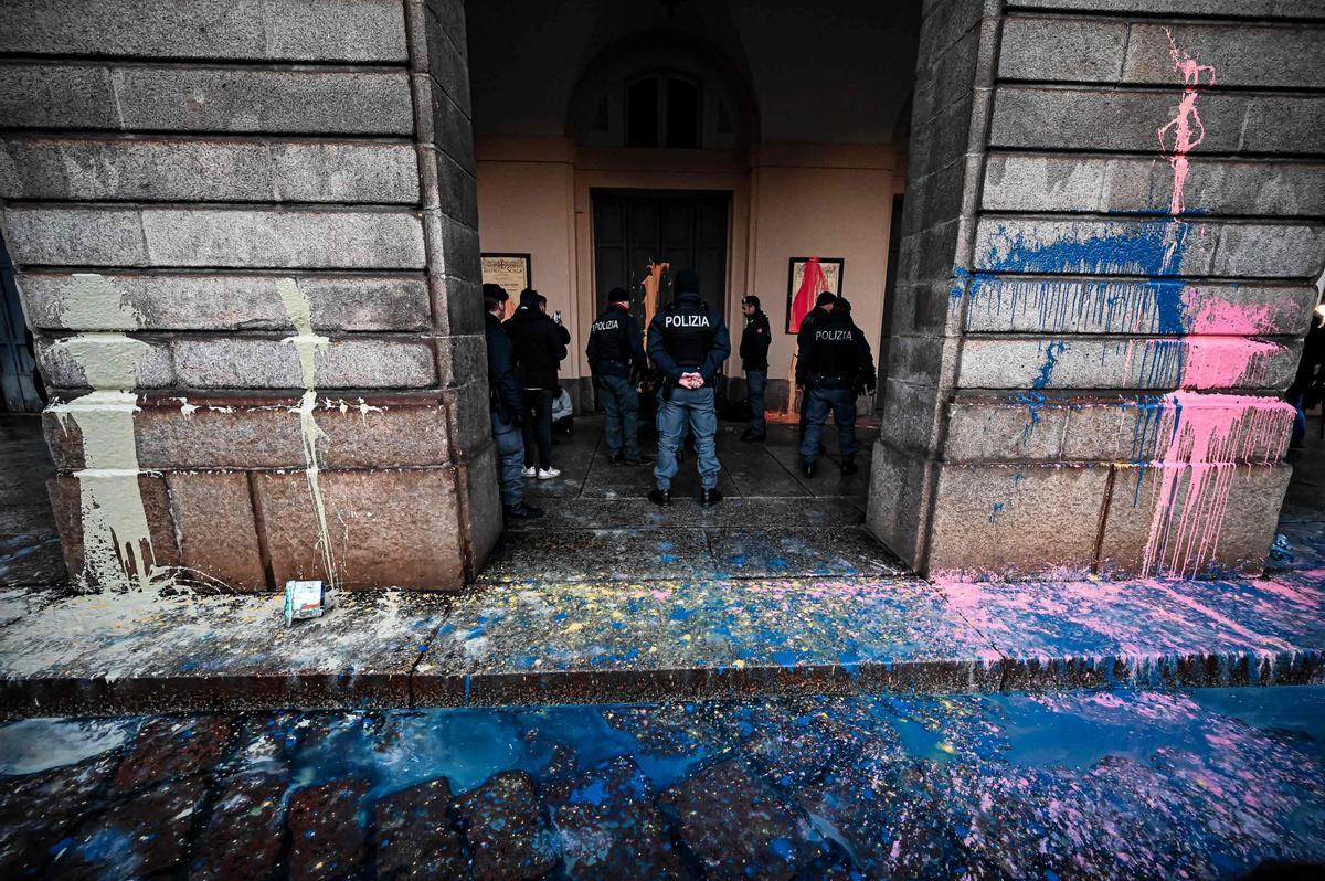 Ecologistas lanzan pintura contra la fachada de La Scala de Milán