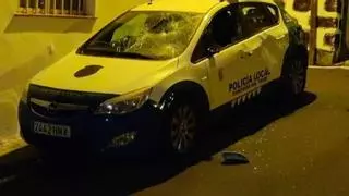 Atacan a agentes y rompen un coche patrulla de la Policía Local en Canarias