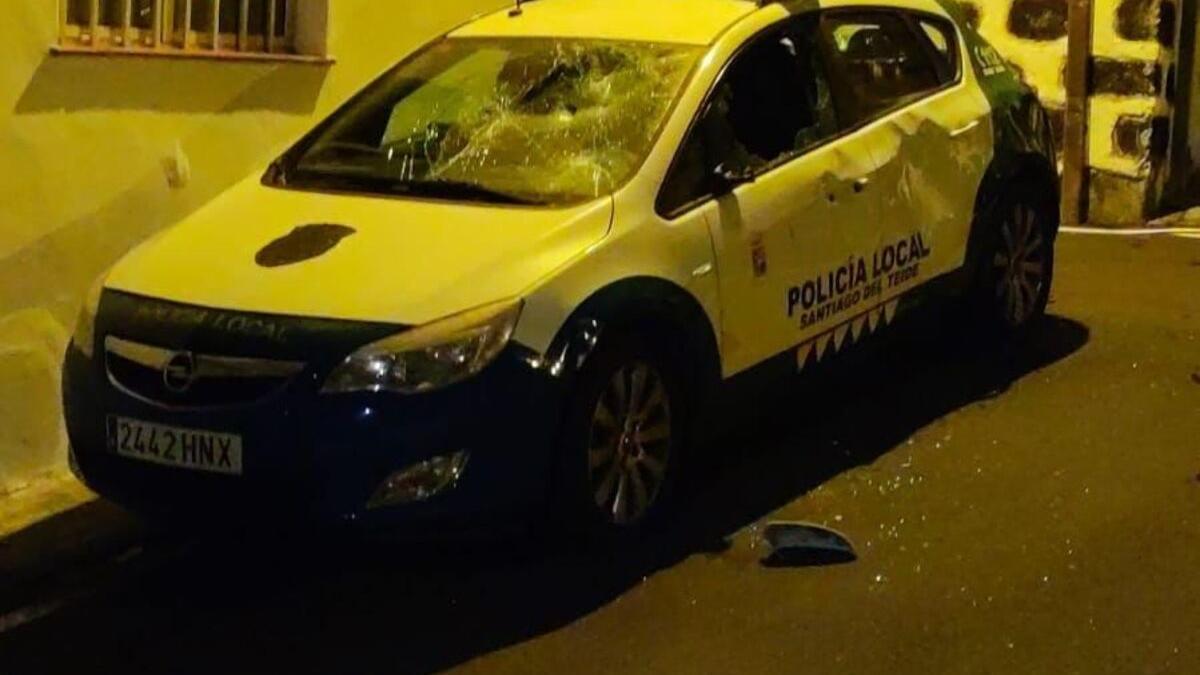 Atacan a agentes y destrozan un coche patrulla de la Policía Local en Canarias