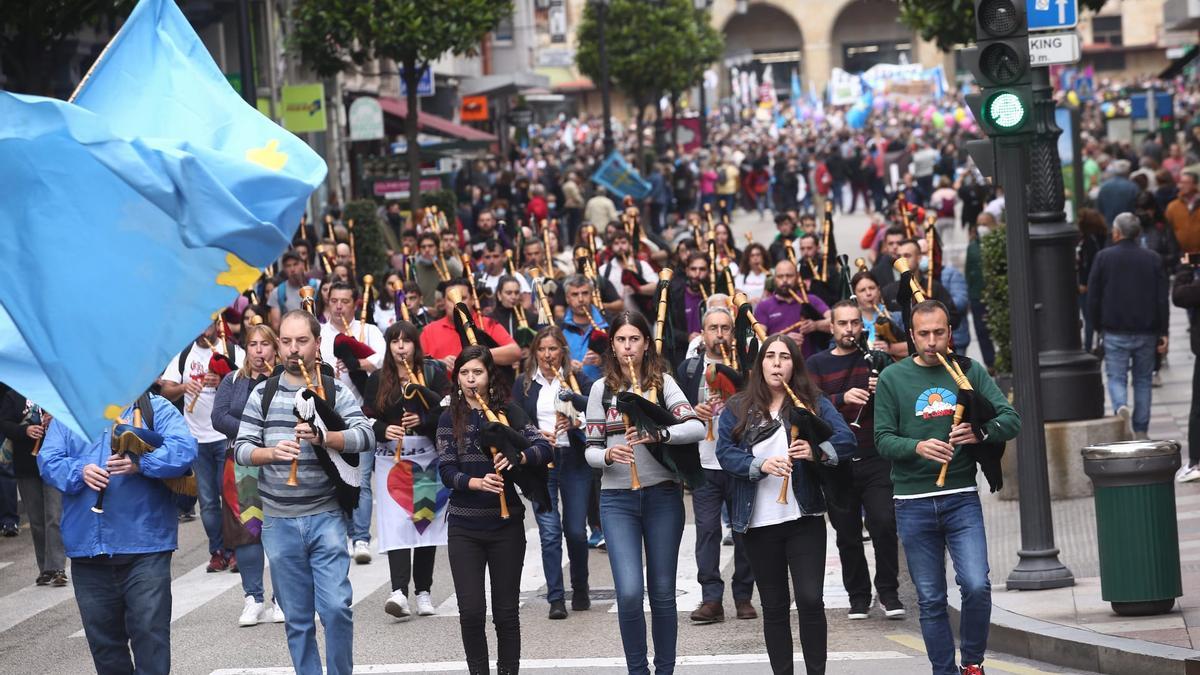 Los partidarios de la cooficialidad del asturiano se manifiestan en Oviedo