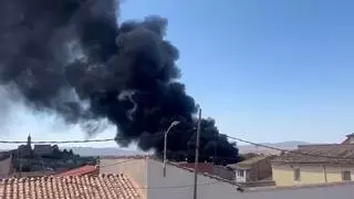 Alarma en Calatorao por el incendio declarado en el entorno de un taller mecánico en pleno casco urbano