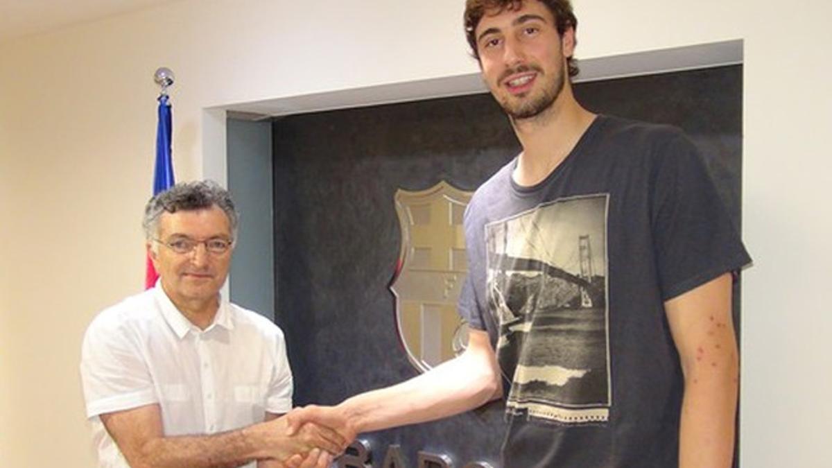 Tomic y Creus escenificaron el acuerdo en las oficinas del FC Barcelona