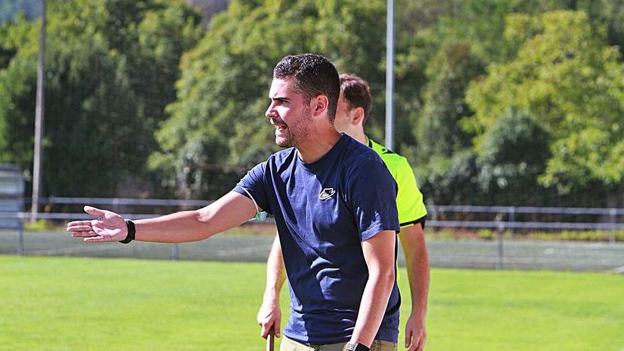 El entrenador del CD Arenteiro, Fran Justo durante el encuentro. |  // I.O.