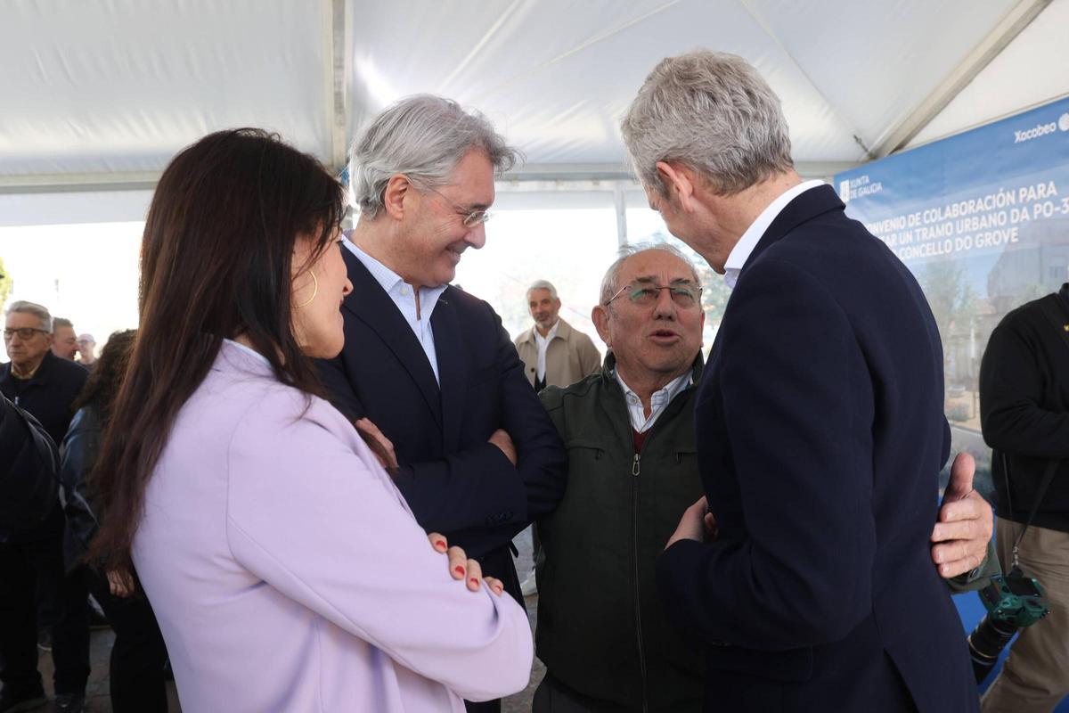 Manuel Castro, el presidente de los comuneros de San Vicente, saluda efusivamente al presidente del PP, Alfonso Rueda.