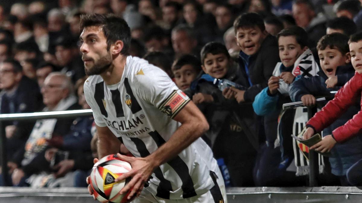 Salva Ruiz se dispone a sacar de banda en un partido del Castellón en Castalia.