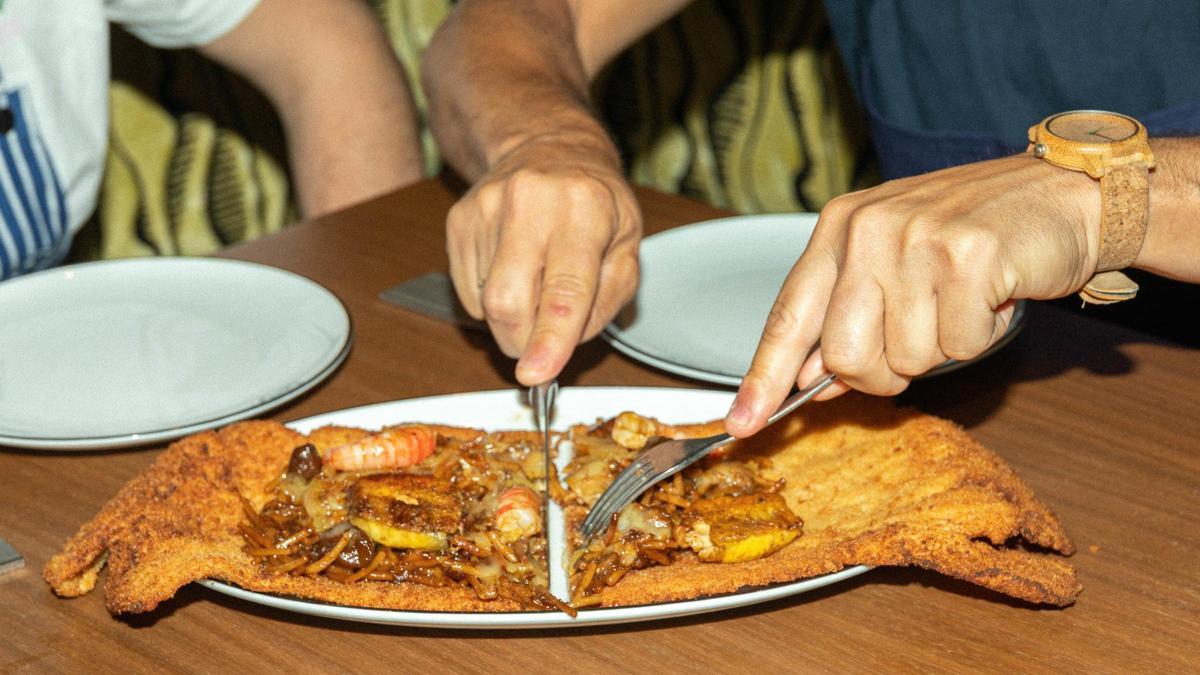 El escalope de Armando con los fideos con alitas de pollo, gambitas y 'ceps' de Casa Fiero que se puede probar este domingo en el restaurante barcelonés.