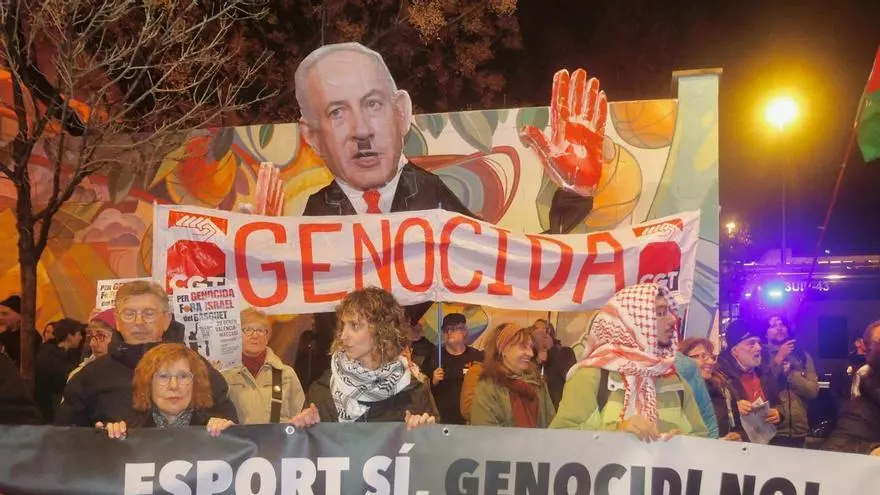 Centenares de personas protestan a las puertas del Roig Arena ante la llegada del Maccabi Tel Aviv