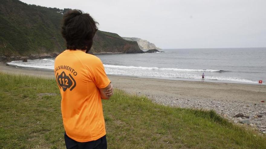 Reabierta al baño la playa de Bahínas