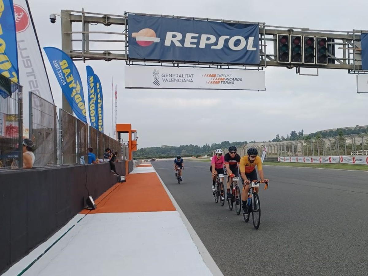 Ciclistas en la recta del Circuit Ricardo Tormo