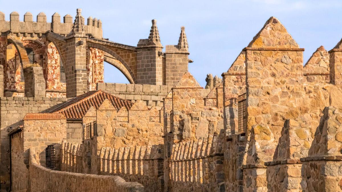 Los muros de la fortaleza se funden con la catedral, unidos en un mismo monumento