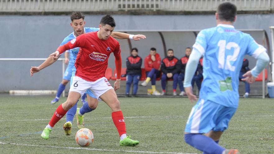 Raúl Gómez, del Estradense, conduce el balón ante la presión de un rival. |  // BERNABÉ/JAVIER LALÍN