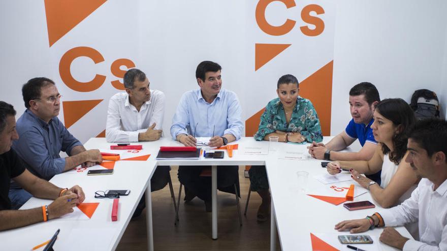 Juan Córdoba, Toni Cantó, Fernando Giner, Mari Carmen Sánchez, Emilio Argüeso, Yaneth Giraldo y Jesús Gimeno, dirigentes de Cs.