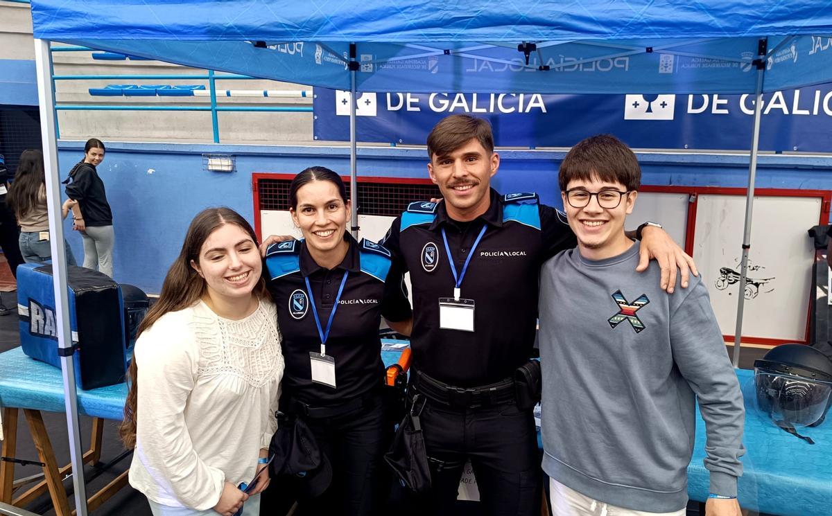 Agentes de la Policía Local con dos alumnos del IES de Ames.