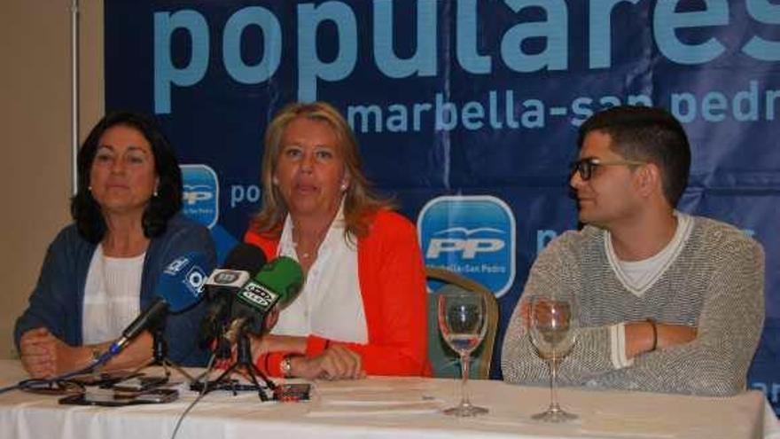 La candidata popular, Ángeles Muñoz junto a los miembros del comité Alicia Jiménez y Sergio Gámez .