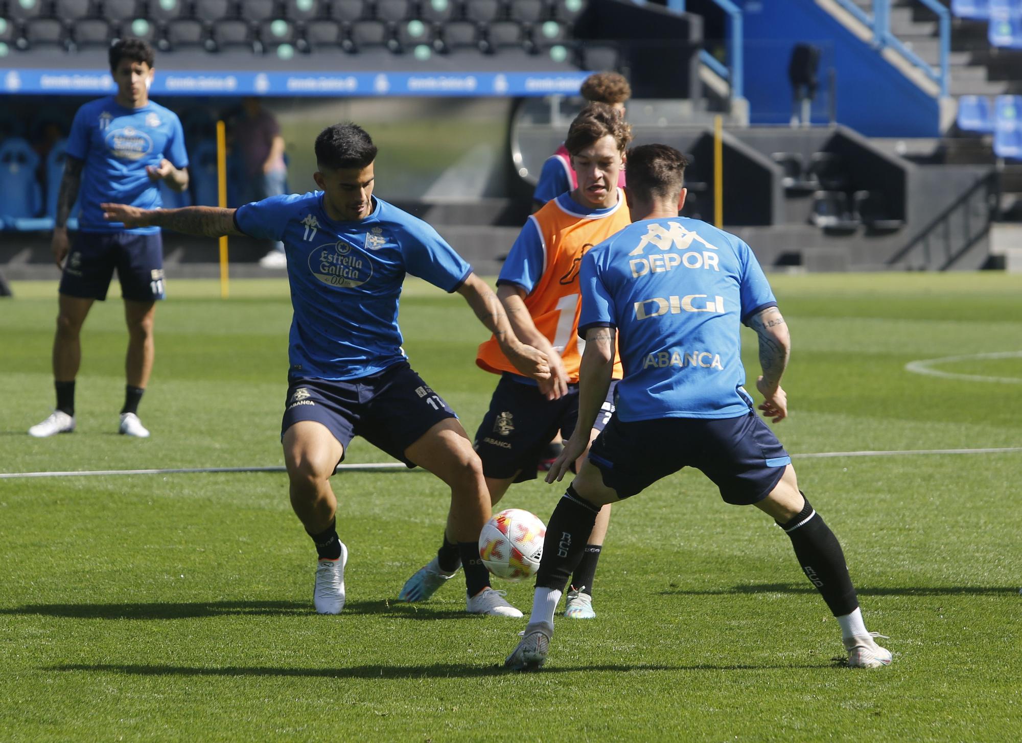 El Dépor entrena en Riazor para recibir al Alcorcón en pleno luto por la muerte de Arsenio Iglesias