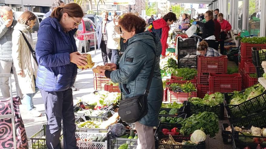 &quot;Pasamos mucho frío&quot;, dicen los vendedores de la plaza de Pola de Siero, que piden usar el interior en los meses de mal tiempo
