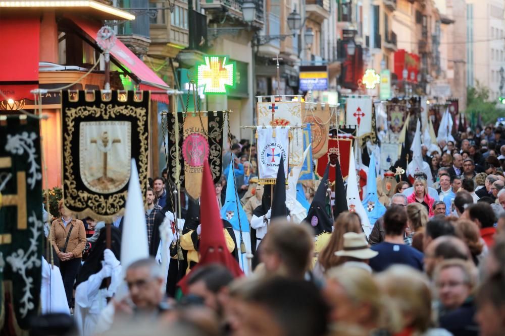 Bis Karfreitag ziehen wieder die Büßer in eindrucksvollen Umzügen durch die Innenstadt von Palma. Den Höhepunkt bildet der Gründonnerstag (13.4.), an dem alle 33 Bruderschaften in verschiedenen Routen