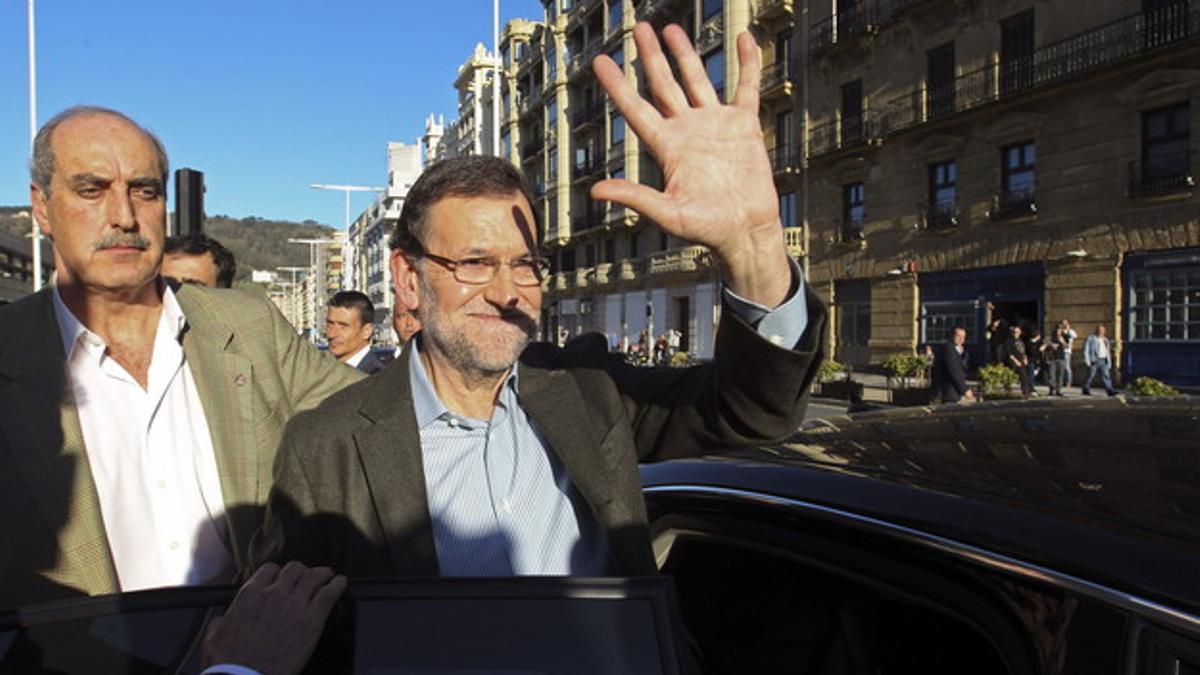 Rajoy se despide de simpatizantes tras clausurar el congreso del PP vasco, este domingo en San Sebastián.